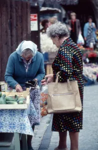 Marktfrau mit Kundin