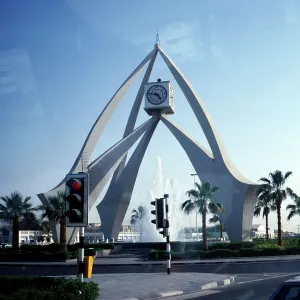 Platz Prints: Moderner Uhrturm in Dubai