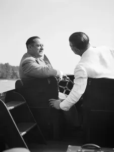 Bootsfahrt Drucke: Im Motorboot
