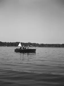 Bootsfahrt Drucke: Im Motorboot