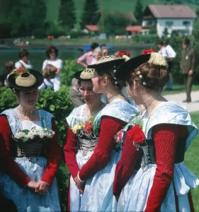 Walter Rudolph Imprime: Mujeres bávaras en trajes tradicionales durante un festival de trajes en Oberbayern