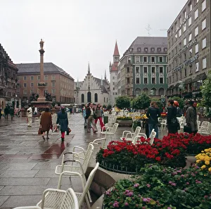 München im Sommer 1973: Marienplatz mit Fußgängerzone und historischem Altstadtzentrum.