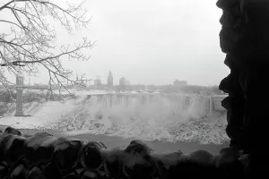 Canadian Falls Prints: Niagarafälle im Winter