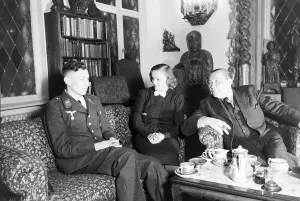 Paul Wegener en su hogar: El actor alemán Paul Wegener fuma un cigarro mientras se sienta en el salón de su casa con su esposa, la actriz Greta Schröder y su hijo Peter, en Berlín, Alemania 1930.