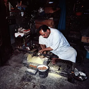 Perlendreher bei der Herstellung von Glasperlen in seiner Werkstatt im Chan el Chalili Basar in Kairo