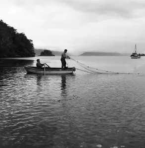 Hanna Seidel Imprime: Pescadores en una bahía de la isla Navarino, extremo sur de Chile, décadas de 1960.