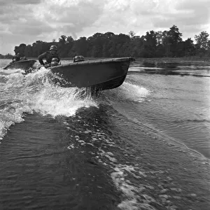 Bateau de Storm naviguant un fleuve, Allemagne années 1940.