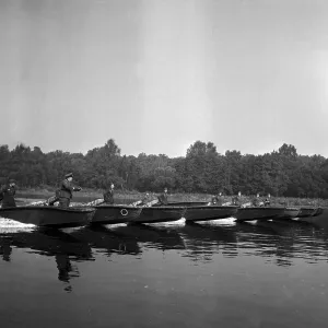 Ingegneri di unità fanno esercitazioni con barche da tempesta, Germania anni 40