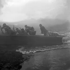 Soldados asaltando una posición de tanque hostil después de un intenso fuego artillero, Alemania 1940.