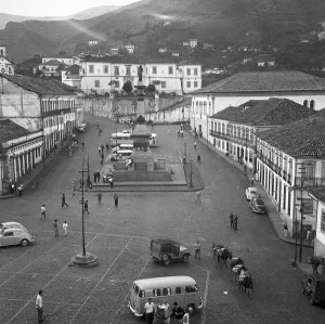 Drucke von Ein Blick in die Vergangenheit: In der historischen Plaza Praça Tiradentes von Ouro Preto, Brasilien, 1966 Hanna Seidel Drucke: Plaza Praça Tiradentes in Ouro Preto, Brasilien 1966
