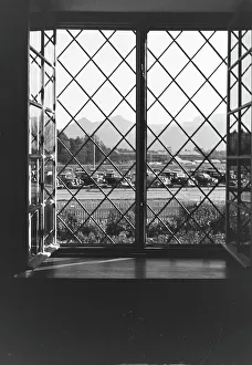Vista desde una ventana de un estacionamiento frente al panorama de las Alpes del Chiemgau, Alemania 1930.