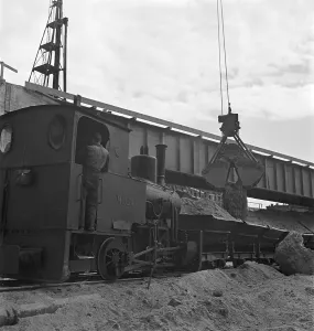 Motorstrada di raccordo a Berlino - Continuazione della costruzione della strada anche durante la guerra, cantiere presso lattraversamento ferroviario Nikolassee, Germania 1940.