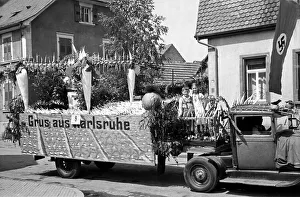 La ciudad de Karlsruhe también envió un carro de desfile a la página en el festival anual de rábano en Schifferstadt, Alemania 1930.