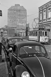 Schilder Impressions: Strasse mit Bunker in Emden