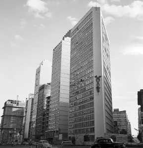 Impressions de Belo Horizonte, capitale de l'État du Minas Gerais au Brésil, en 1966. Une rue animée et colorée où les gens se déplacent avec calme Hanna Seidel Impressions: Rue Brasilien à Belo Horizonte, Brésil en 1966.