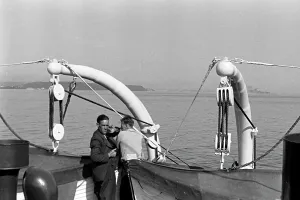 Un bateau au large, vers la terre en vue, 1939.