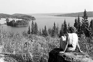 Une femme contemple la vue, Suède 1969.