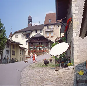 Schweiz/ Gruyeres, Uhr und Glockenturm im Bergdorf