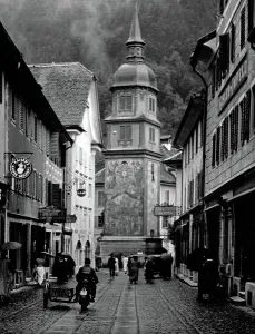 Geschäftsstraße mit Kirche in Altdorf, Schweiz, 1930er Jahre