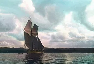 Segelschiff an der Küste auf ruhiger See. Sailing ship near the coast