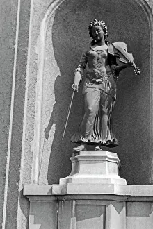 Facade Prints: Statue am Mozarteum