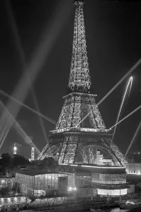 Seine Stampe: Eiffelturm bei Nacht