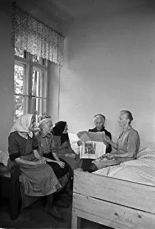 Refugiados de las antiguas áreas orientales alemanas llegan a Baviera, Alemania, años 1940.