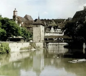 Impresiones de Un grupo de personas disfrutan de un paseo en barca por el río Kocher, con la ciudad de Schwäbisch Hall como fondo Jakob Volk Imprime: Un viaje vacacional a través de ciudades francesas en la década de 1920