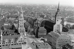 Kirchturm Stampe: Historische Gebäude und Sehenswürdigkeiten in der Münchener Altstadt