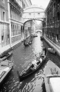 : Vista della leggendaria Ponte dei Sospiri