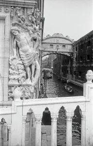 : Vista della leggendaria Ponte dei Sospiri