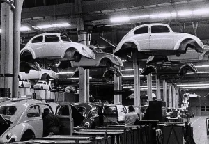 La producción en cadena del Volkswagen Käfer.