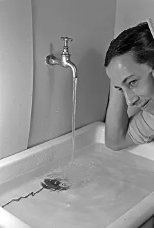 Un homme se lavant le visage au réveil, Allemagne 1930.