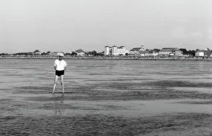 Bagnanti in camminata nei bassopiani presso Duhnen, distretto di Cuxhaven, 1960
