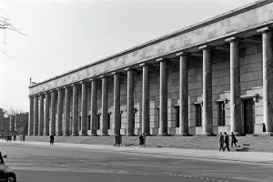 Paul Ludwig Troost Prints: Zu Besuch in München