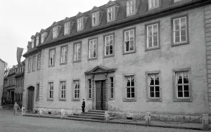 Un niño en las escaleras del Goethehaus, Weimar, 1960.