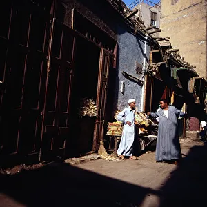 Zwei Männer unterhalten sich in einer Gasse zwischen Basar und Zitadelle in Kairo